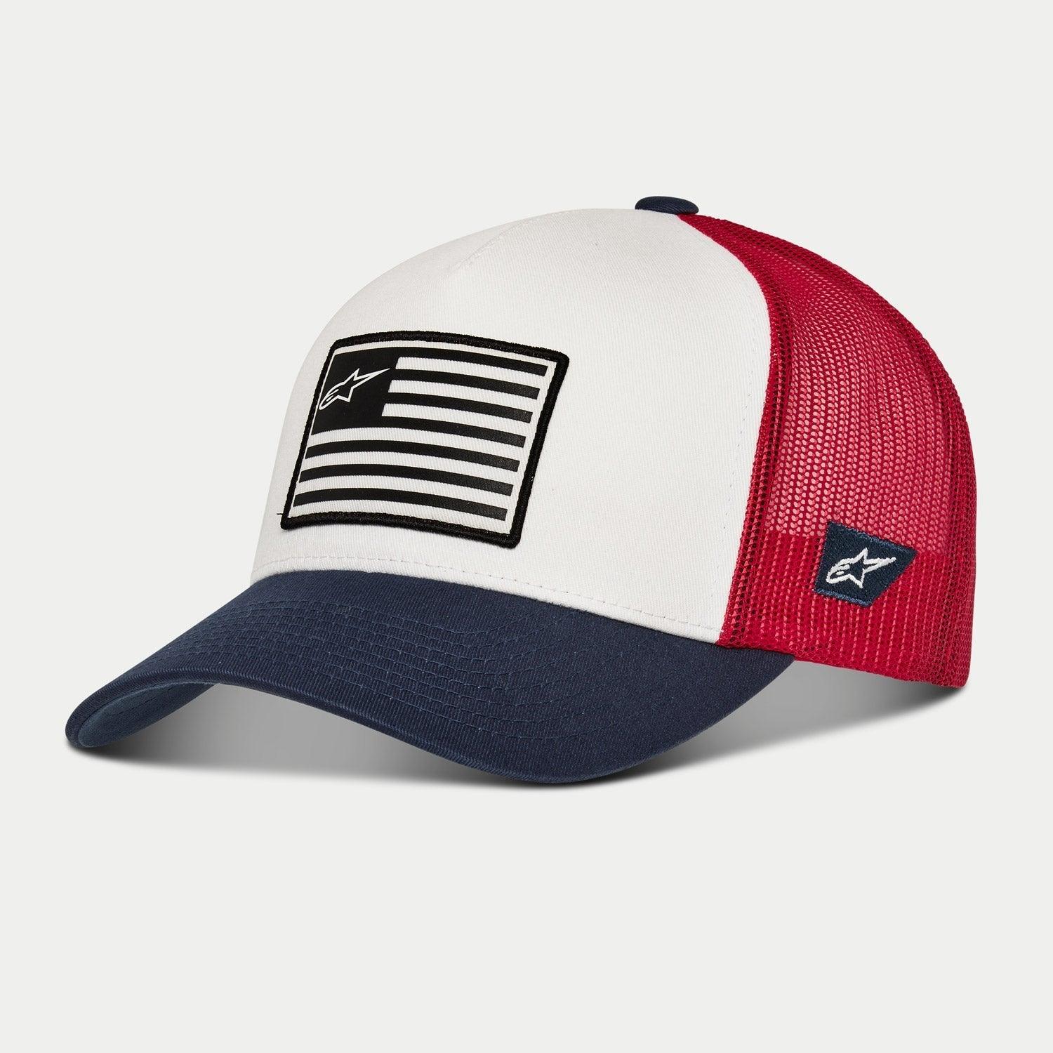 Alpinestars Flag Snapback Hat, vit, marinblå och röd, keps i trucker-modell med böjd marinblå skärm, vit strukturerad frontpanel med en flagginspirerad patch och röd baksida i nät, avslappnad huvudbonad för motorsport