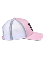 Alpinestars Flag Snapback-keps, rosa och vit, sidovy som visar rosa twill-framsida och vit mesh-baksida, böjd skärm, strukturerad krona, svart märke med vita och rosa detaljer, vardaglig motorsportinspirerad huvudbonad