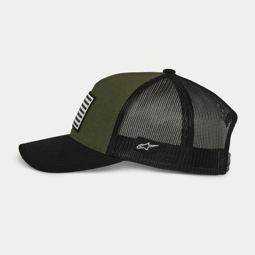 Alpinestars Flag Snapback-keps i Military Black, sidoprofil, olivgrön frontpanel med svart böjd skärm och svart mesh-baksida, vit broderad logotyp på sidan, vardaglig motorsport-inspirerad keps