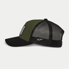 Alpinestars Flag Snapback-keps i Military Black, sidoprofil, olivgrön frontpanel med svart böjd skärm och svart mesh-baksida, vit broderad logotyp på sidan, vardaglig motorsport-inspirerad keps