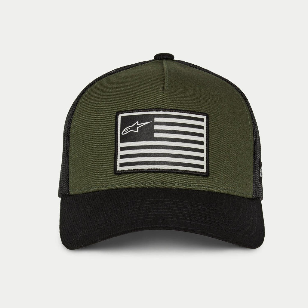 Alpinestars Flag Snapback Hat i Military Black, med en framifrån vy av den olivgröna strukturerade kronan, svart böjd skärm och svart meshbaksida med en central svartvit flaggpatch med Alpinestars-logotypen.
