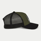 Alpinestars Flag Snapback-keps, militärgrön och svart, sidoprofil med böjd skärm och bakpaneler i svart mesh, rektangulärt märke fram med vit logotyp och ränder, avslappnad motorsportinspirerad huvudbonad