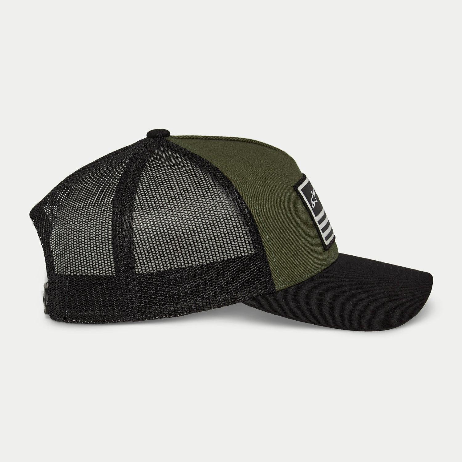 Alpinestars Flag Snapback-keps, militärgrön och svart, sidoprofil med böjd skärm och bakpaneler i svart mesh, rektangulärt märke fram med vit logotyp och ränder, avslappnad motorsportinspirerad huvudbonad