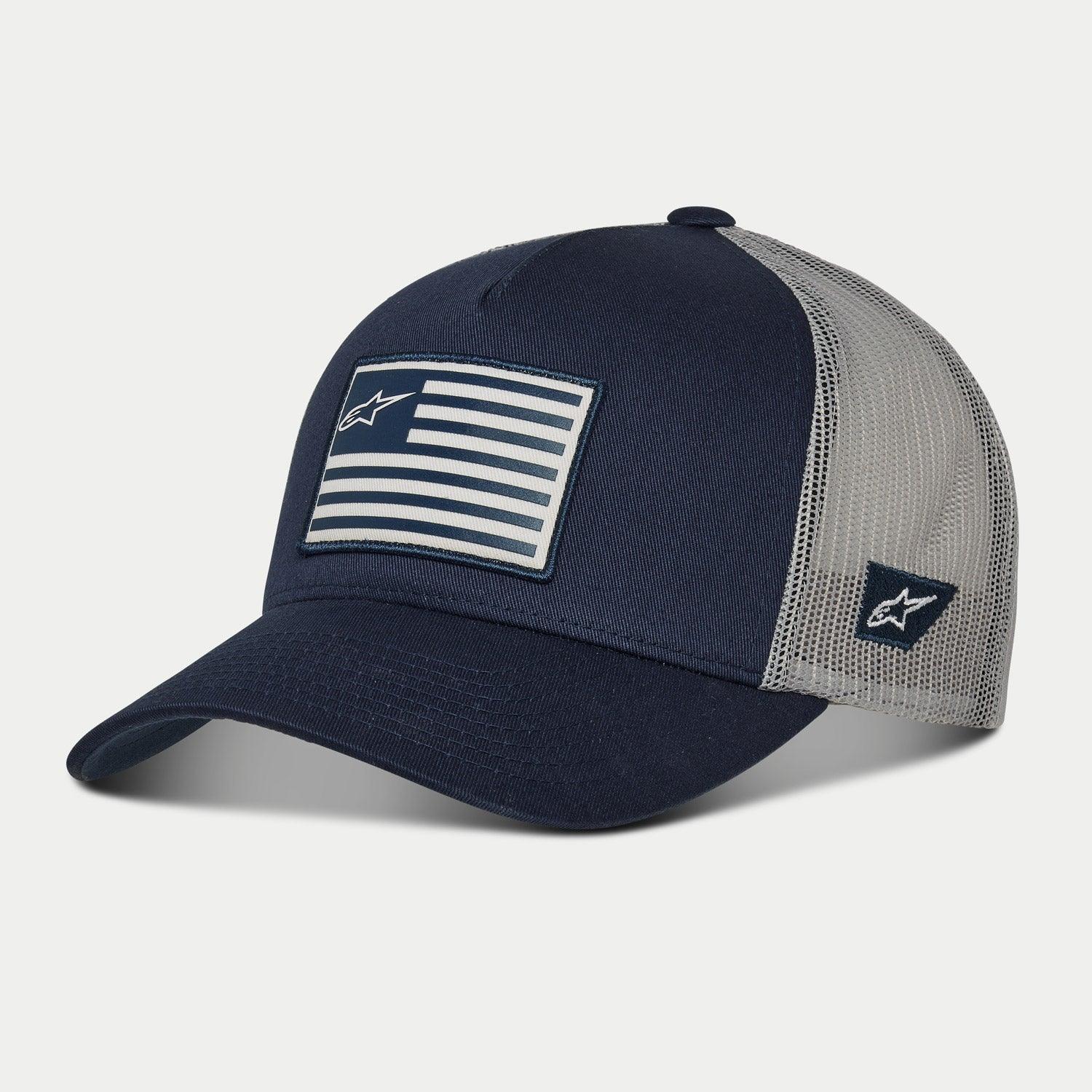 Alpinestars Flag Snapback-keps, marinblå och grå, böjd skärm med strukturerad krona, tryckt flagg-patch fram och broderad logotyp på sidan, mesh-baksida för god andningsförmåga, casual motorsport-inspirerad huvudbonad