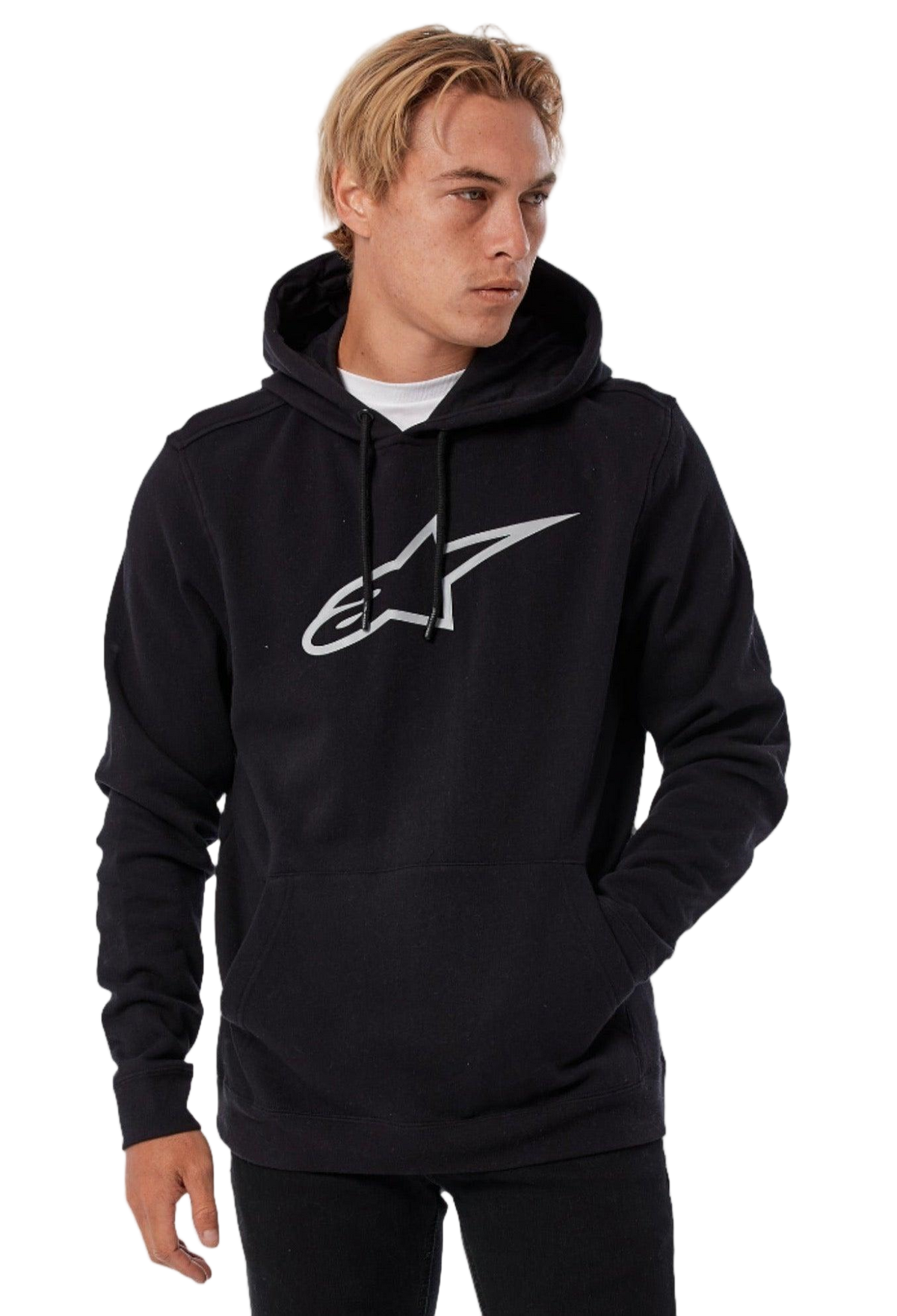 Man som bär Alpinestars Ageless V3 Hoodie, svart med en stor gråkonturerad Astars-logotyp på bröstet, casual streetwear med huva med dragsko och känguruficka, bekväma livsstilskläder