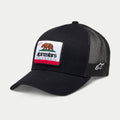 Alpinestars Cali 2.0 keps, svart trucker-keps, vävt märke med Kalifornien-björn och Alpinestars logotyp, böjd skärm, ventilerande mesh-baksida, vit broderad stjärnlogotyp på sidan