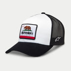 Alpinestars Cali 2.0 keps, truckerkeps, vit och svart, med ett vävt märke med den kaliforniska björnen och Alpinestars-logotyp, strukturerad krona, svart böjd skärm och mesh baktill, avslappnad motorsport-huvudbonad