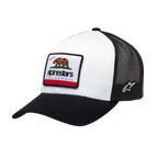Alpinestars Cali 2.0 keps, vit och svart trucker-keps, böjd skärm med strukturerad krona, vävt tygmärke med en Kalifornien-björn och Alpinestars-logotyp, svart meshbaksida, avslappnad motorsportstil