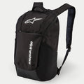 Alpinestars Defcon V2 ryggsäck, vardagsryggsäck, svart, med vit tryckt logotyp och vertikal Alpinestars-text, framficka med dragkedja, sidofickor i mesh och vadderade axelremmar i airmesh, hållbar konstruktion i 600D polyester