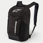 Alpinestars Defcon V2 ryggsäck, vardagsryggsäck, svart, med vit tryckt logotyp och vertikal Alpinestars-text, framficka med dragkedja, sidofickor i mesh och vadderade axelremmar i airmesh, hållbar konstruktion i 600D polyester