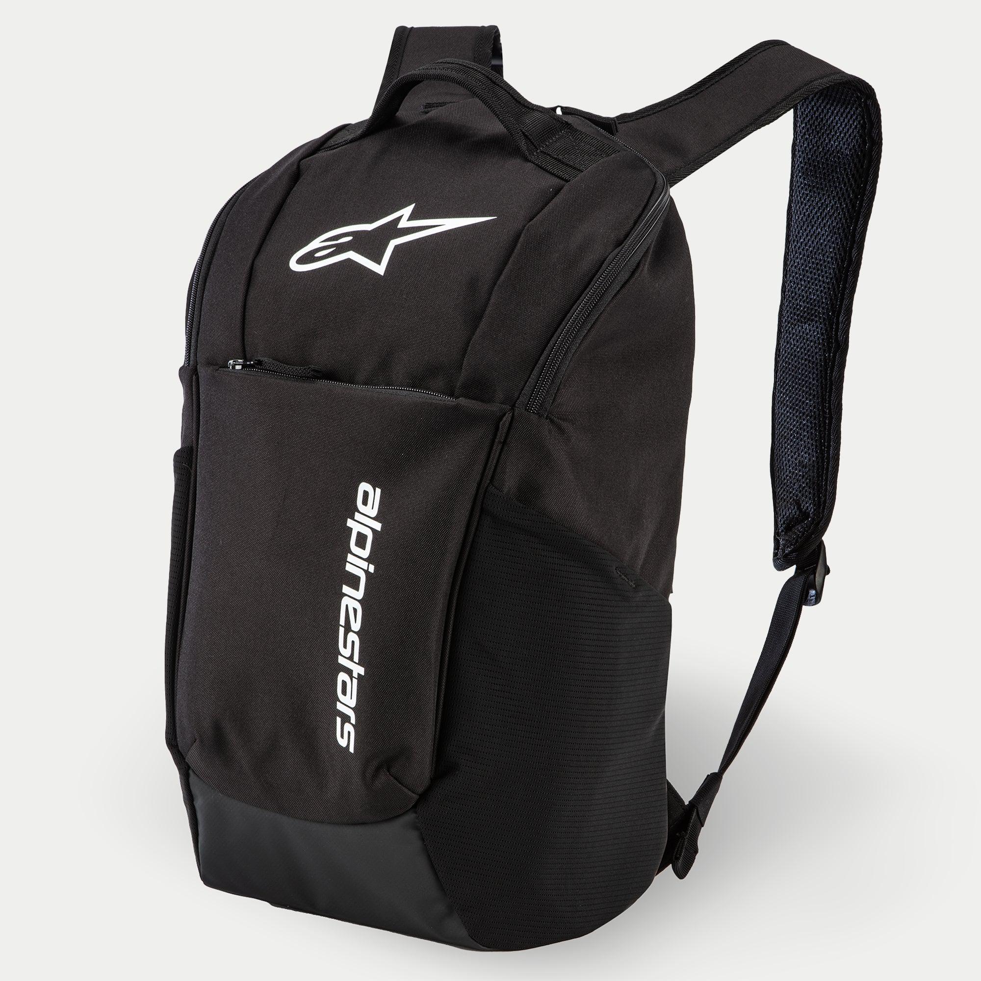 Alpinestars Defcon V2 ryggsäck, vardagsryggsäck, svart, med vit tryckt logotyp och vertikal Alpinestars-text, framficka med dragkedja, sidofickor i mesh och vadderade axelremmar i airmesh, hållbar konstruktion i 600D polyester