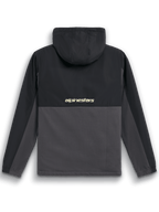 Alpinestars Juncture Hybrid Jacka, baksida, svart och gunmetal, anorak i blandmaterial med ripstop-ok och huva, har 'alpinestars'-logotyp över mitten av ryggen, avslappnad motorsport-streetwear
