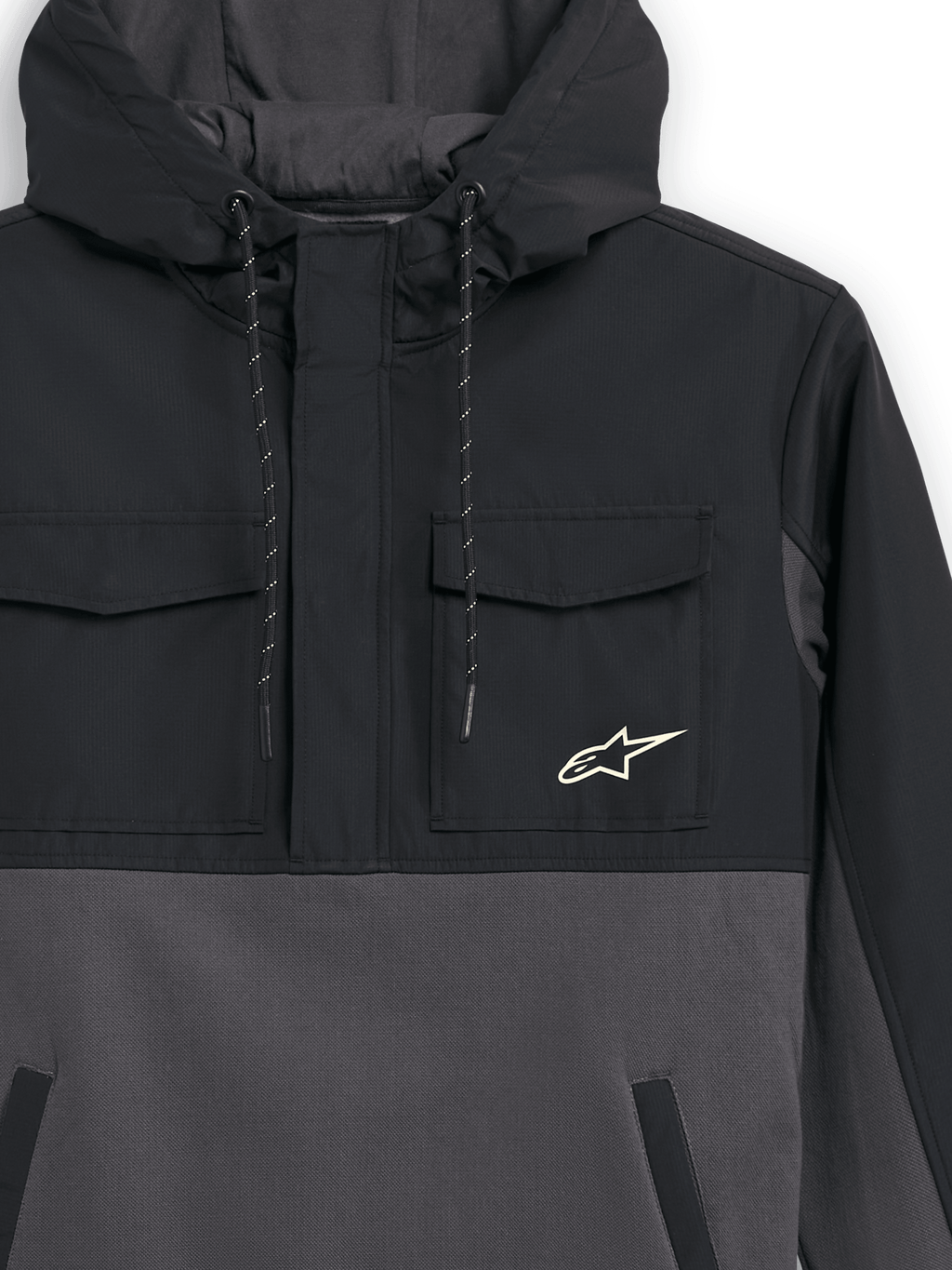 Alpinestars Juncture Hybrid-jacka, svart och gunmetal, närbild av framsidan, anorak i blandmaterial med bröstfickor i ripstop och huvuddel i canvasfleece, Alpinestars stjärnlogotyp på bröstet, huva med dragsko, avslappnad motorsport-streetwear