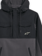 Alpinestars Juncture Hybrid-jacka, svart och gunmetal, närbild av framsidan, anorak i blandmaterial med bröstfickor i ripstop och huvuddel i canvasfleece, Alpinestars stjärnlogotyp på bröstet, huva med dragsko, avslappnad motorsport-streetwear
