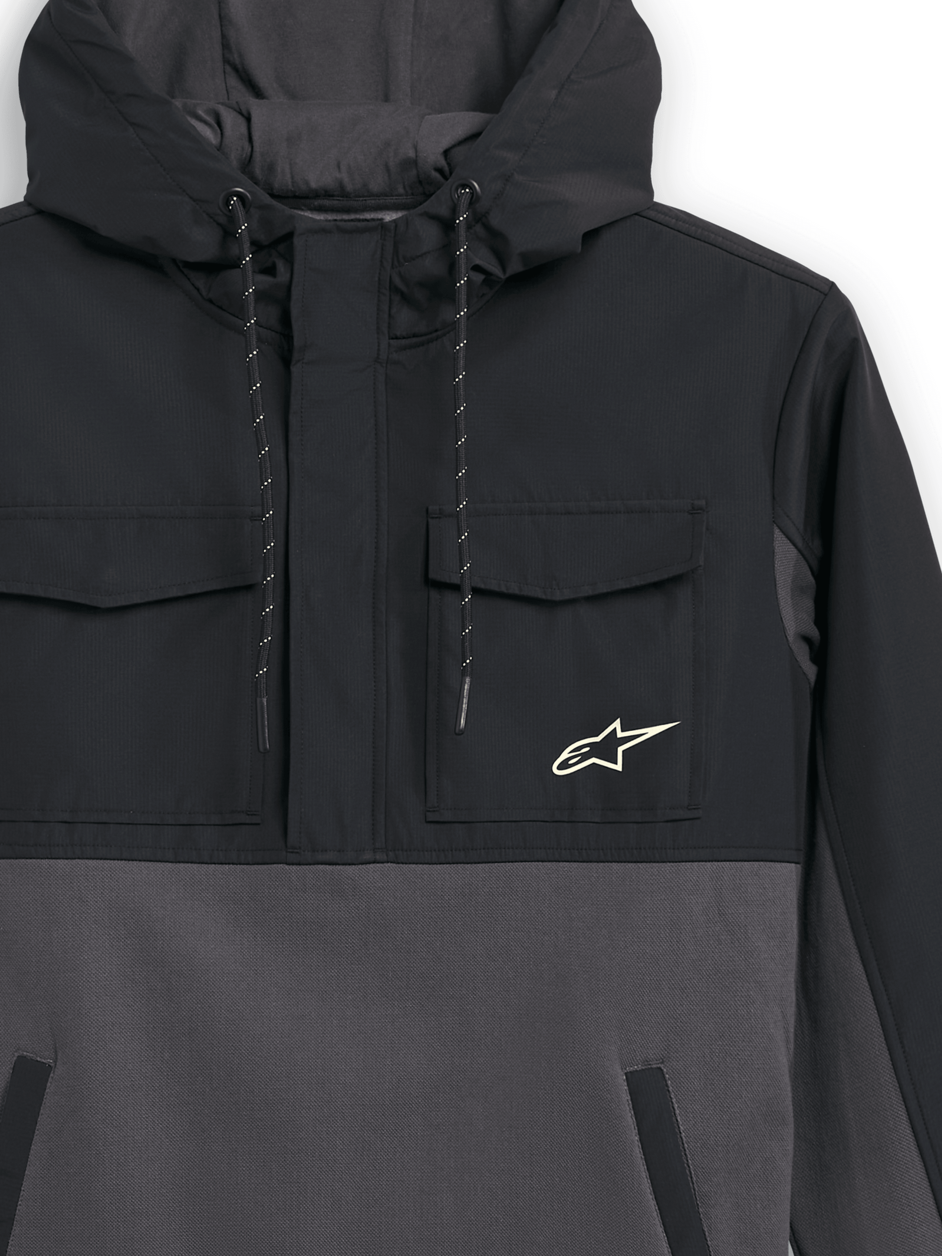 Alpinestars Juncture Hybrid-jacka, svart och gunmetal, närbild av framsidan, anorak i blandmaterial med bröstfickor i ripstop och huvuddel i canvasfleece, Alpinestars stjärnlogotyp på bröstet, huva med dragsko, avslappnad motorsport-streetwear