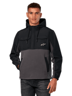 Alpinestars Juncture Hybrid Jacket, anorak-hoodie för herr, svart och mörkgrå, tvåfärgad design med ripstop-överdrag och canvasfleece, bröstfickor med vit stjärnlogotyp och huva med dragsko, avslappnat motorsport-inspirerat streetwear