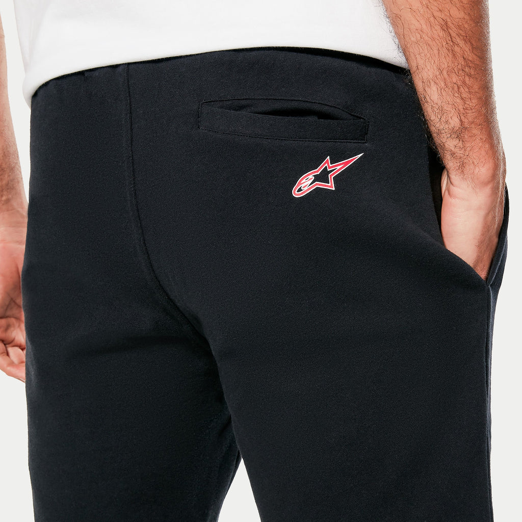 Alpinestars Dunker Short, svarta fleece-träningsshorts, närbild på bakficka med passpoal och rödvit Ageless-logotyp på bakhöften, mjukt och bekvämt material