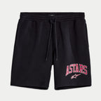 Alpinestars Dunker Short, svarta träningsshorts i fleece, elastisk midja med dragsko, bågformat "ASTARS"-logotryck i rött och vitt på benet med Alpinestars stjärnlogotyp nedanför, bekväm sportig design.