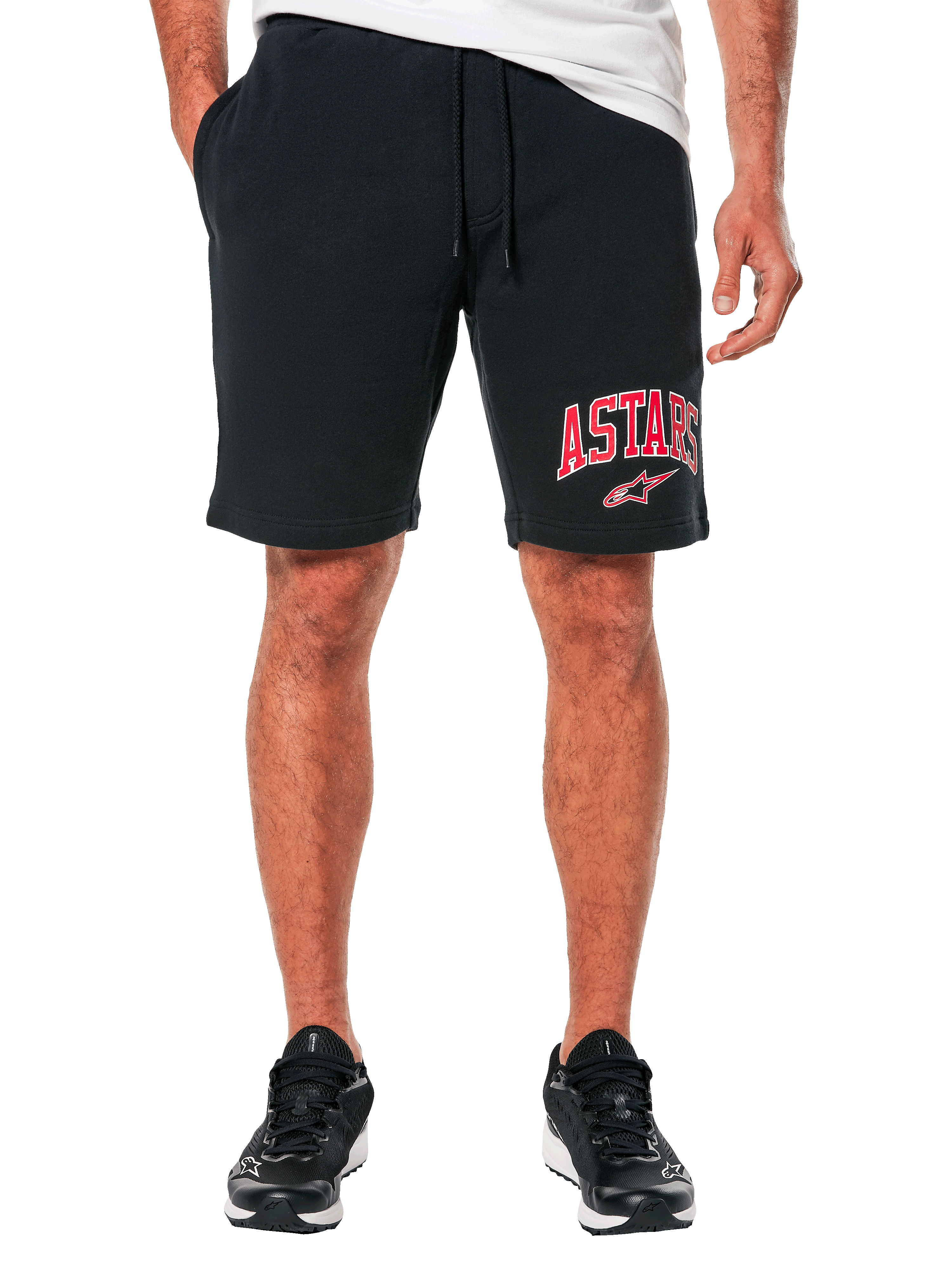 Alpinestars Dunker Short, svarta fleece träningsshorts för herrar, röd och vit ASTARS-logotyp på vänster lår, elastisk midja med dragsko, sidofickor, bekväm sportig design.
