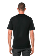 Alpinestars Ageless 2.0 CSF Tee, kortärmad t-shirt, svart, baksida på modell, enkel design med cut and sew-passform, avslappnade motorsport-inspirerade sportkläder
