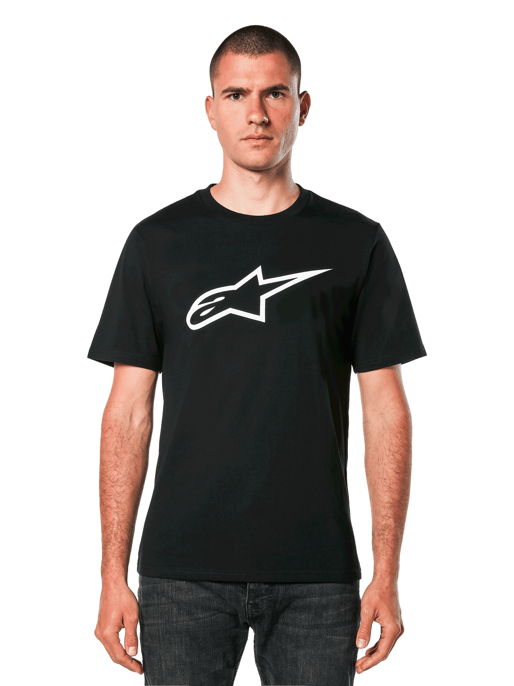 Alpinestars Ageless 2.0 CSF T-shirt, svart kortärmad t-shirt, vit Alpinestars-stjärnlogotyp, bärs av modell med mörka jeans, casual motorsport-streetwear