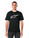 Alpinestars Ageless 2.0 CSF T-shirt, svart kortärmad t-shirt, vit Alpinestars-stjärnlogotyp, bärs av modell med mörka jeans, casual motorsport-streetwear