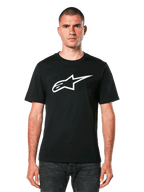 Alpinestars Ageless 2.0 CSF T-shirt, svart kortärmad t-shirt, vit Alpinestars-stjärnlogotyp, bärs av modell med mörka jeans, casual motorsport-streetwear