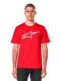 Alpinestars Ageless 2.0 CSF Tee, röd kortärmad t-shirt med vit stjärnlogotyp, casual motorsportkläder, rundhalsad, framifrån på modell
