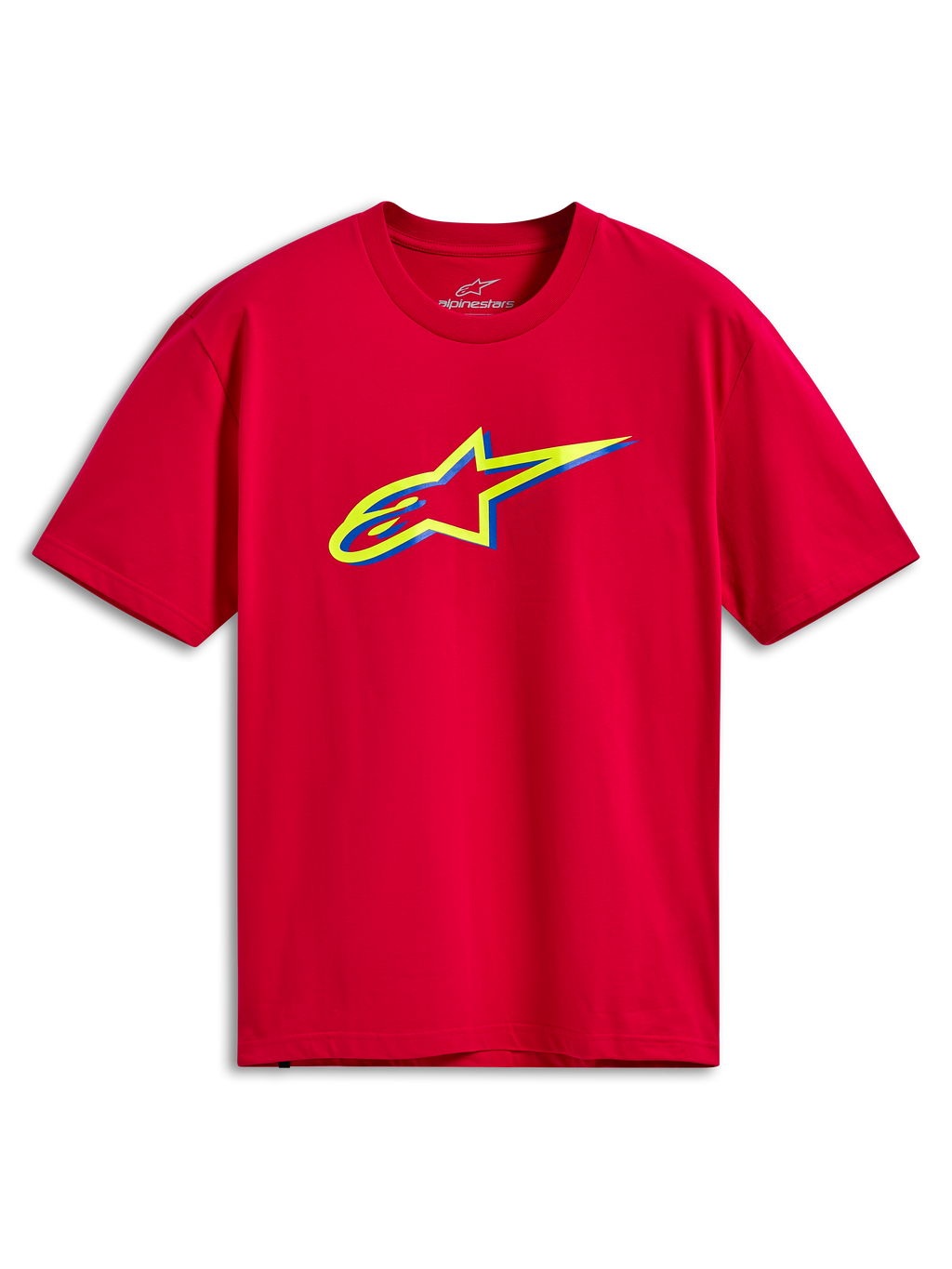 Alpinestars Ageless Shadow CSF Tee, kortärmad t-shirt, röd, med en gul och blå Ageless-logotyp i flera lager på bröstet, avslappnad motorsport-streetwear