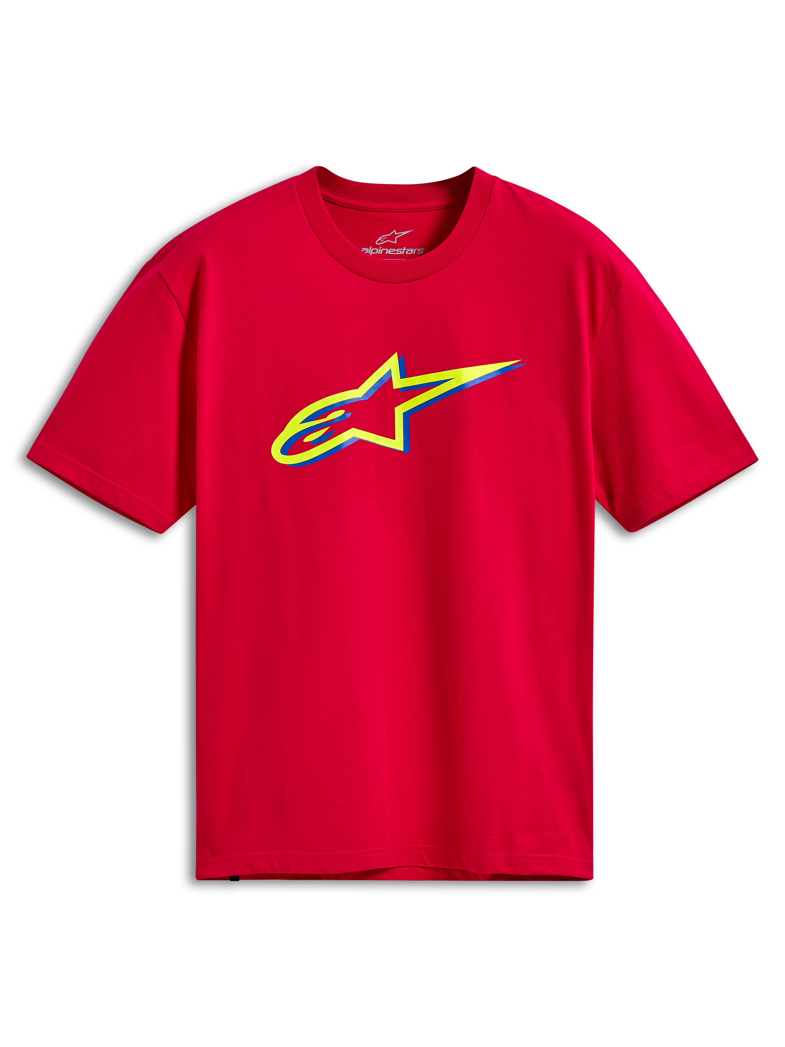 Alpinestars Ageless Shadow CSF Tee, kortärmad t-shirt, röd, med en gul och blå Ageless-logotyp i flera lager på bröstet, avslappnad motorsport-streetwear