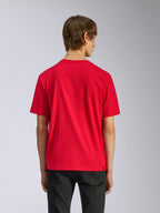 Alpinestars Ageless Shadow CSF Tee, kortärmad t-shirt, röd, vy bakifrån på modell, matchad med svarta byxor, casual motorsport-streetwear