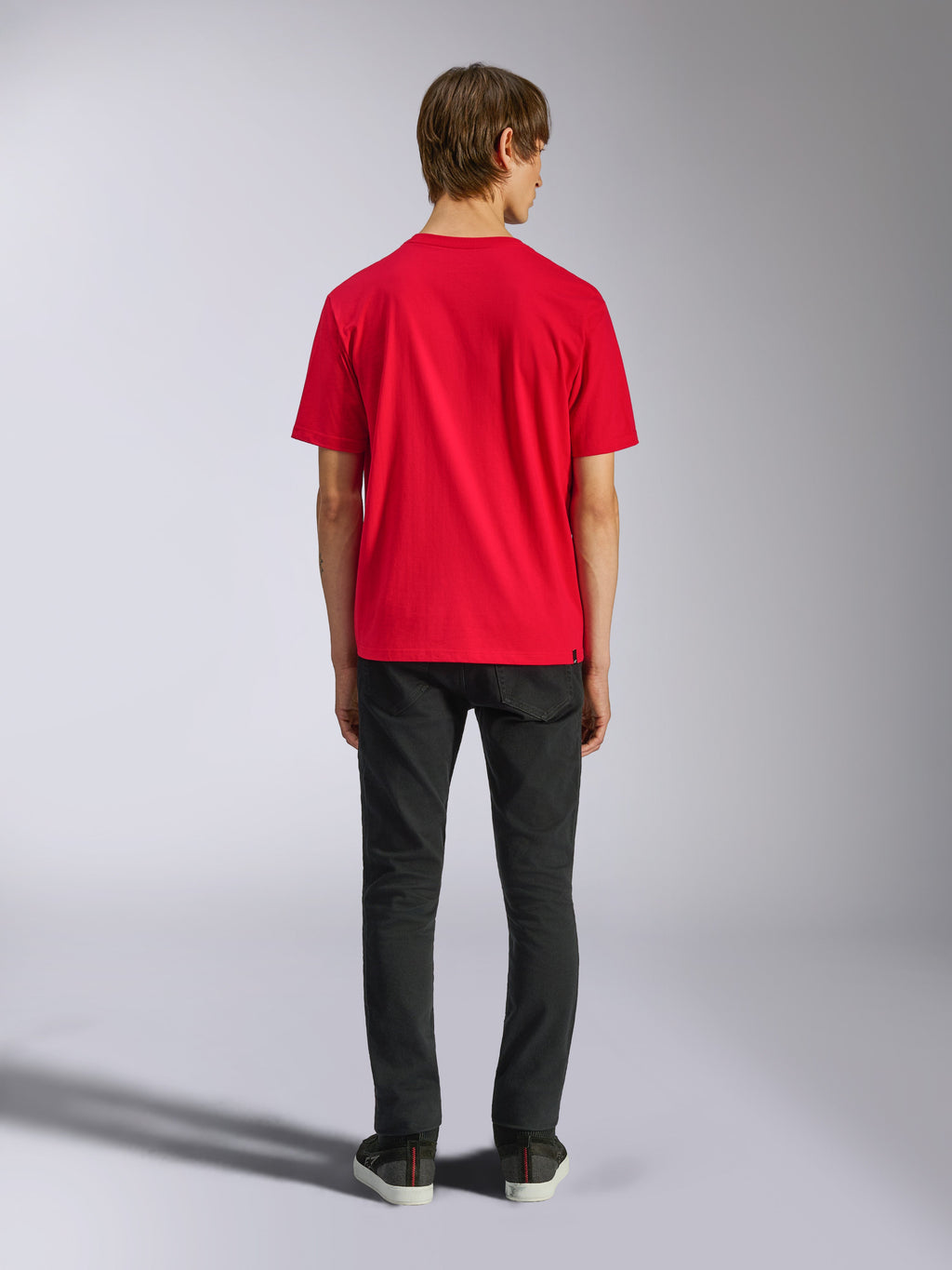 Alpinestars Ageless Shadow CSF Tee, kortärmad t-shirt, röd, baksida på modell kombinerad med svarta byxor, casual motorsport-streetwear