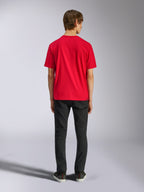 Alpinestars Ageless Shadow CSF Tee, kortärmad t-shirt, röd, baksida på modell kombinerad med svarta byxor, casual motorsport-streetwear