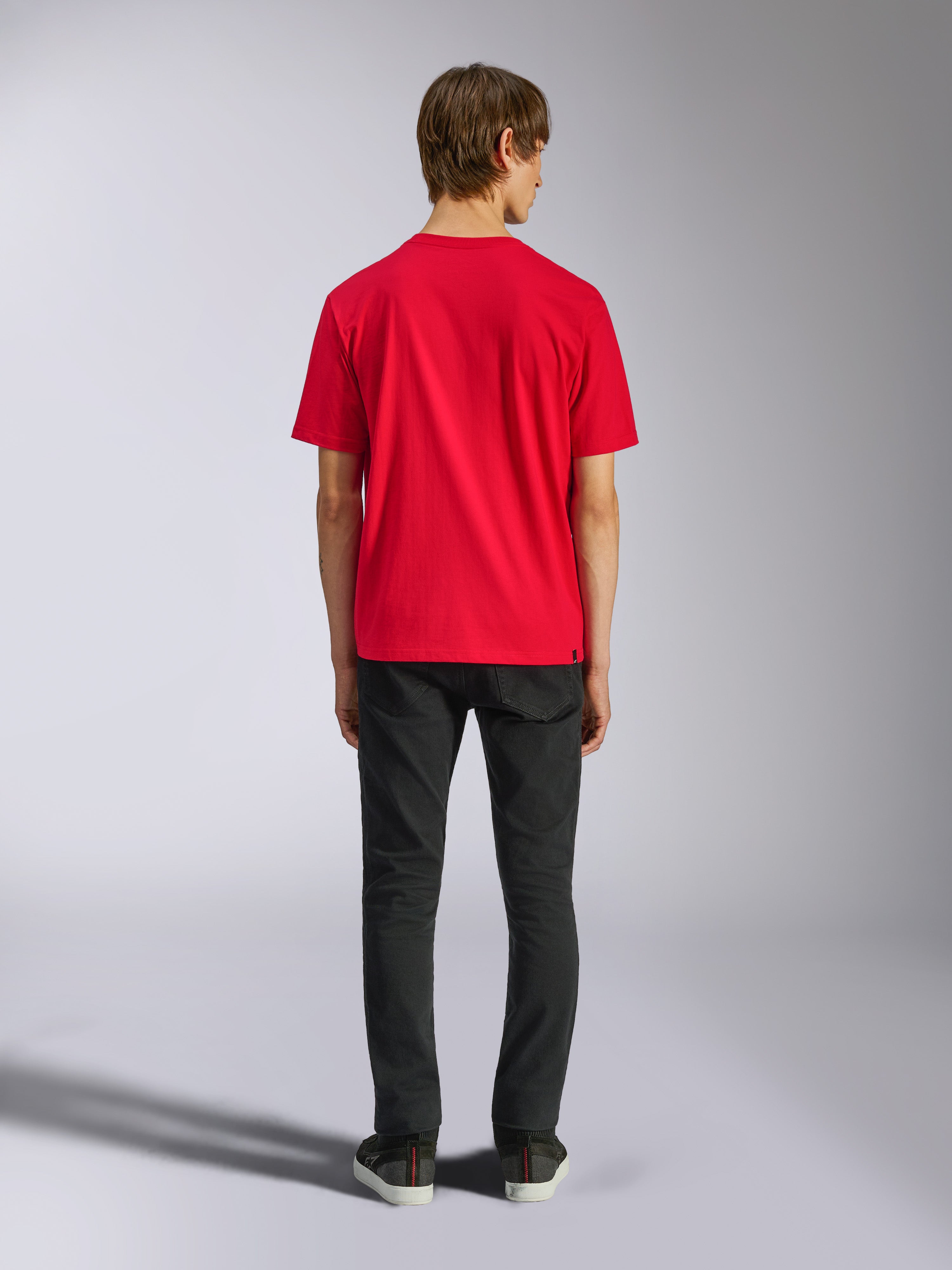 Alpinestars Ageless Shadow CSF Tee, kortärmad t-shirt, röd, baksida på modell kombinerad med svarta byxor, casual motorsport-streetwear