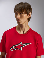 Alpinestars Ageless Shadow CSF T-shirt, kortärmad tröja, röd, Ageless-stjärnlogga framtill med svart och vit skuggeffekt, bärs av en modell, avslappnad motorsportinspirerad design