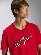 Alpinestars Ageless Shadow CSF Tee, kortärmad t-shirt, röd, med Ageless-logotyp framtill med svart och vit skuggeffekt, bärs av modell, casual motorsport-streetwear