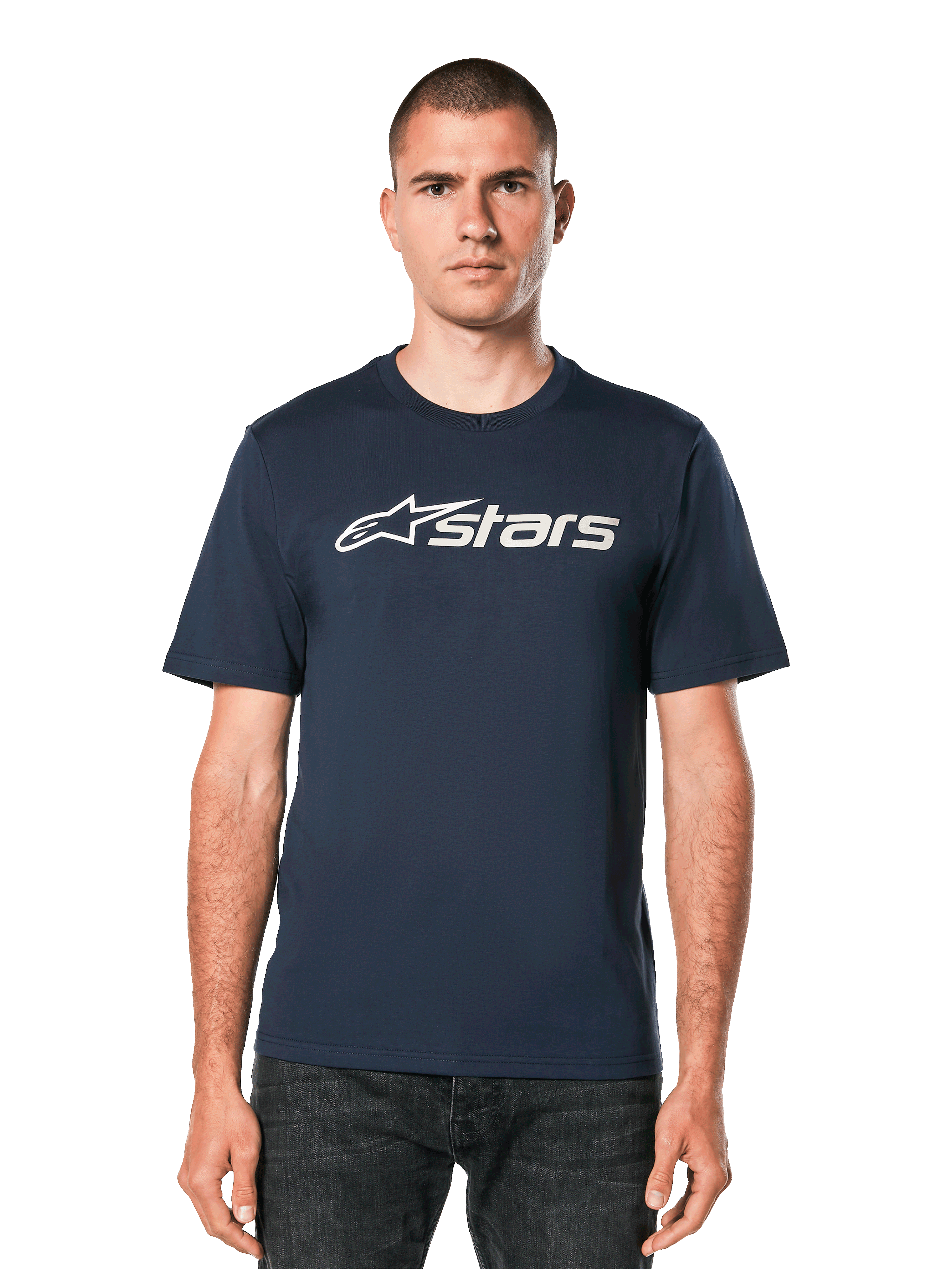 Alpinestars Blaze 2.0 CSF Tee, mörkblå kortärmad t-shirt med vit Astars-logotyp, buren av en man i mörka jeans, casual livsstilskläder för motorsport