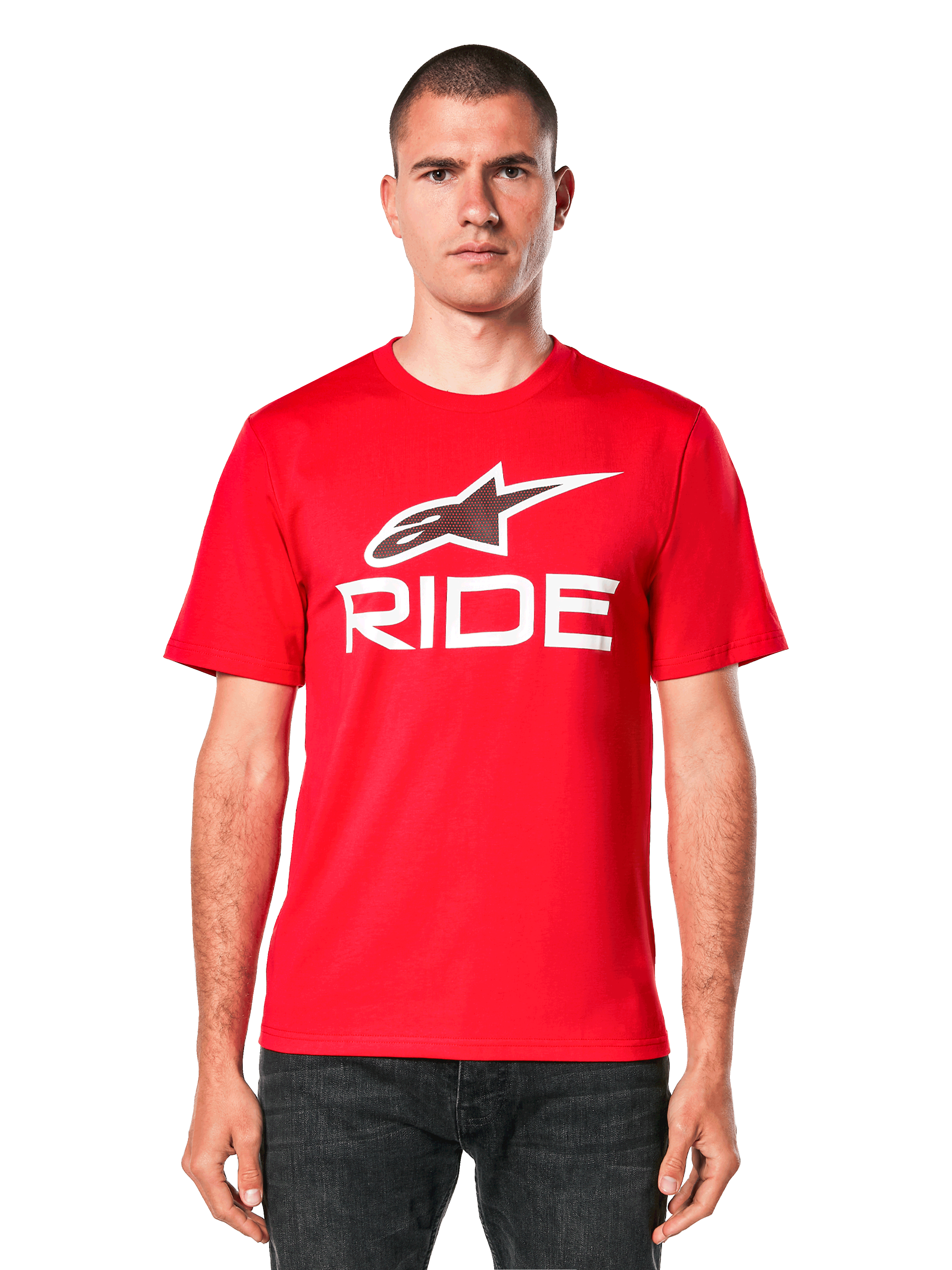 Alpinestars Ride 4.0 CSF Tee, röd kortärmad t-shirt, vit Alpinestars stjärnlogotyp och "RIDE"-grafik på bröstet, frontvy på modell, avslappnade motorsportkläder