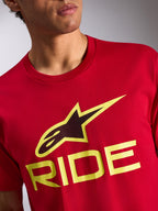 Alpinestars Ride 4.0 CSF Tee, kortärmad t-shirt, röd, frontlogotyp med svart och neongul Astars-symbol och gul RIDE-text, vardagliga sportkläder för motorsport