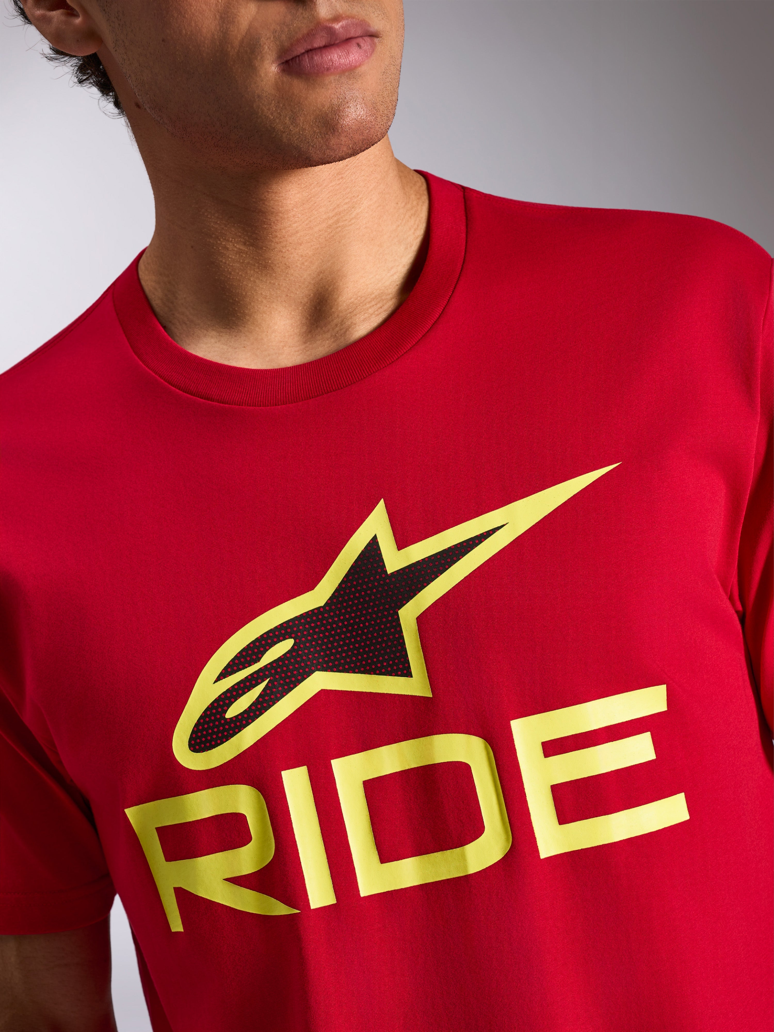 Alpinestars Ride 4.0 CSF Tee, kortärmad t-shirt, röd, frontlogotyp med svart och neongul Astars-symbol och gul RIDE-text, vardagliga sportkläder för motorsport