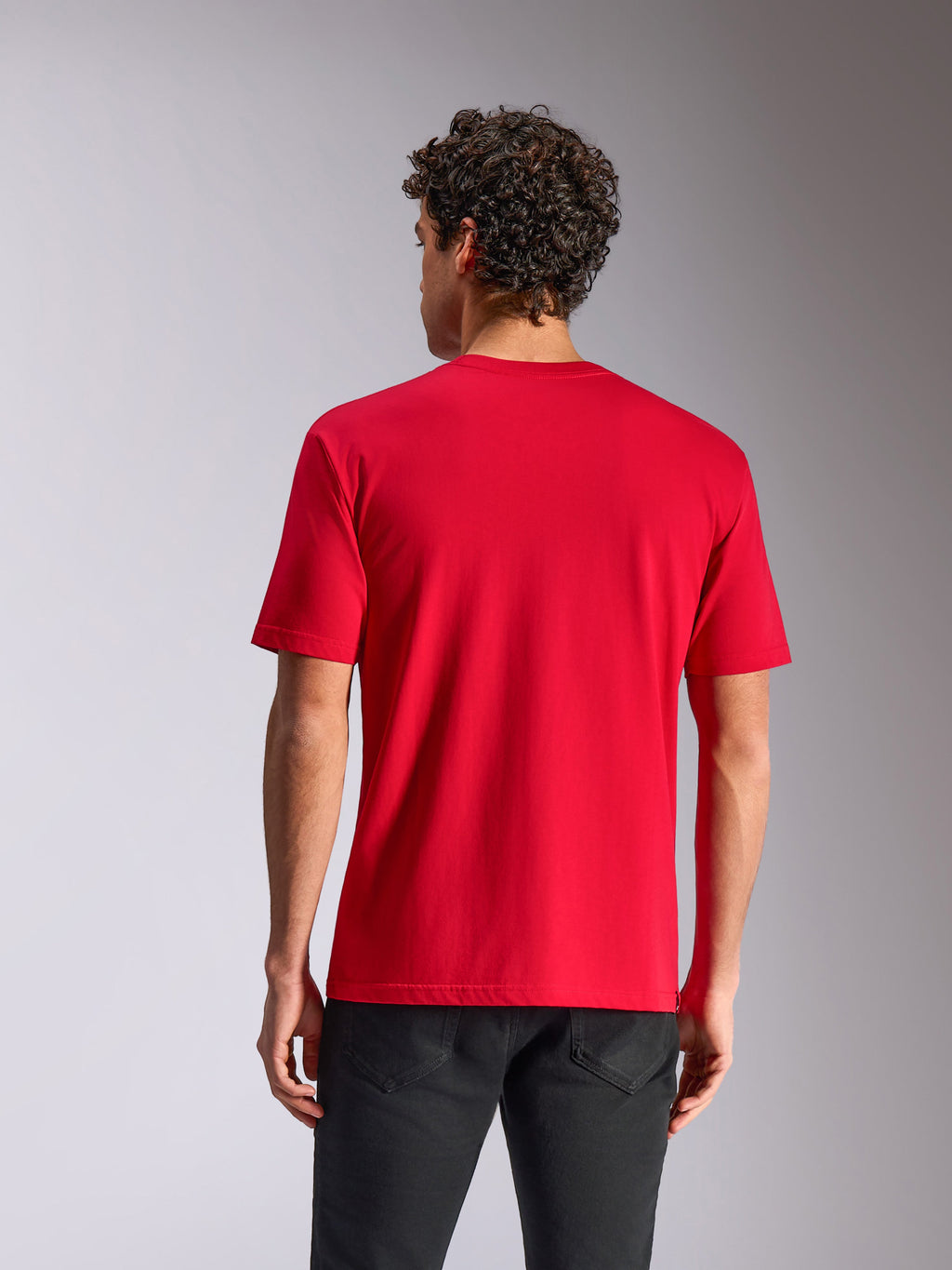 Alpinestars Ride 4.0 CSF Tee, sedd bakifrån, kortärmad t-shirt, röd, avslappnat motorsportinspirerat streetwear, bärs med svarta byxor