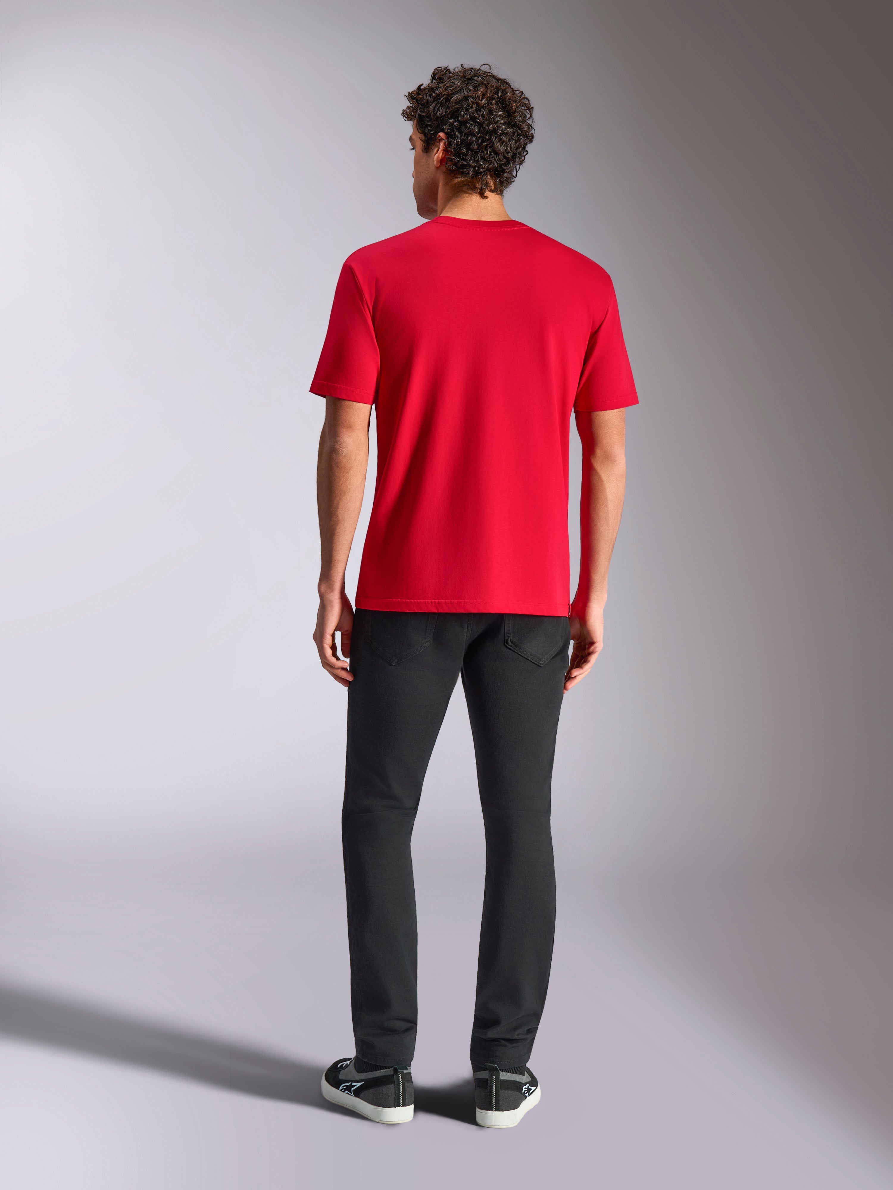 Alpinestars Ride 4.0 CSF Tee, kortärmad t-shirt, röd, vy bakifrån, bärs med svarta byxor och svarta sneakers, casual motorsport-streetwear