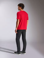 Alpinestars Ride 4.0 CSF Tee, kortärmad t-shirt, röd, vy bakifrån på modell som bär svarta byxor och sneakers, casual motorsport-streetwear