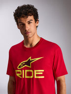Alpinestars Ride 4.0 CSF Tee, kortärmad t-shirt, röd med neongul och svart Ride-logotyp, bärs av modell, casual motorsport-streetwear