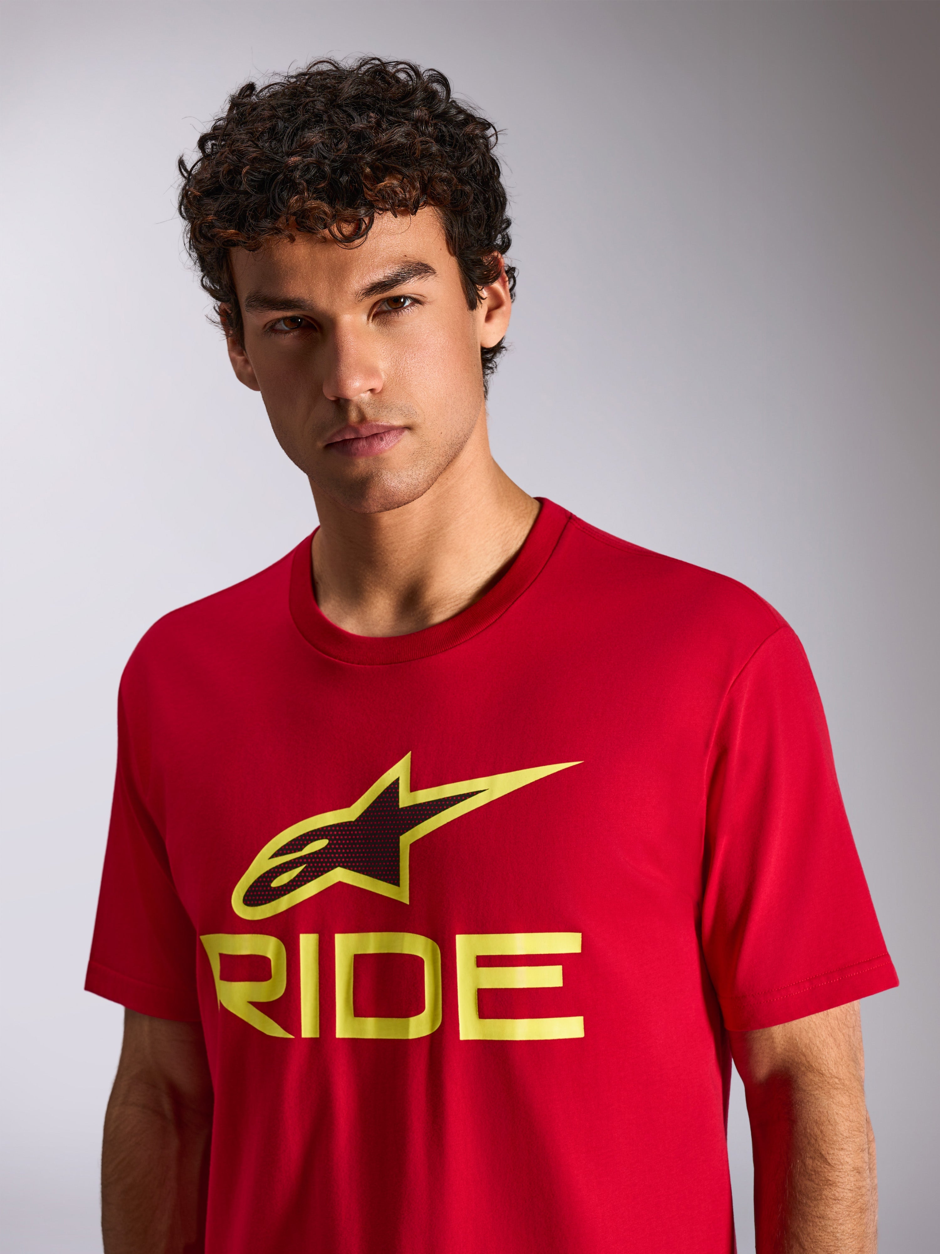 Alpinestars Ride 4.0 CSF Tee, kortärmad t-shirt, röd med neongul och svart Ride-logotyp, bärs av modell, casual motorsport-streetwear