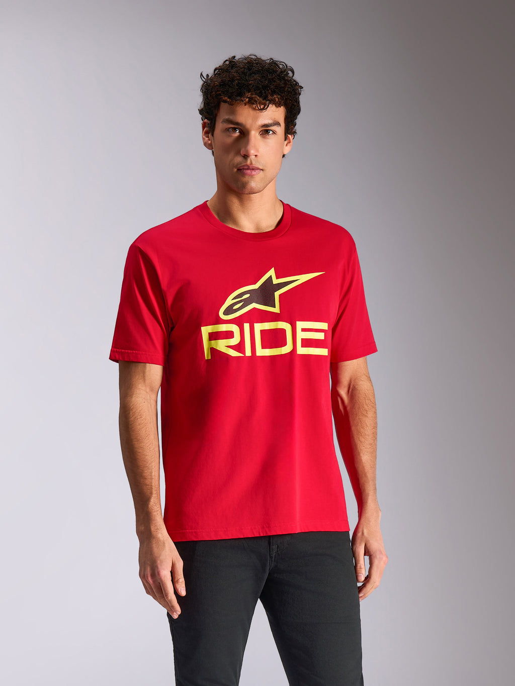 Alpinestars Ride 4.0 CSF Tee, kortärmad t-shirt, röd med neongul och svart Ride-logotyp, casual motorsport streetwear