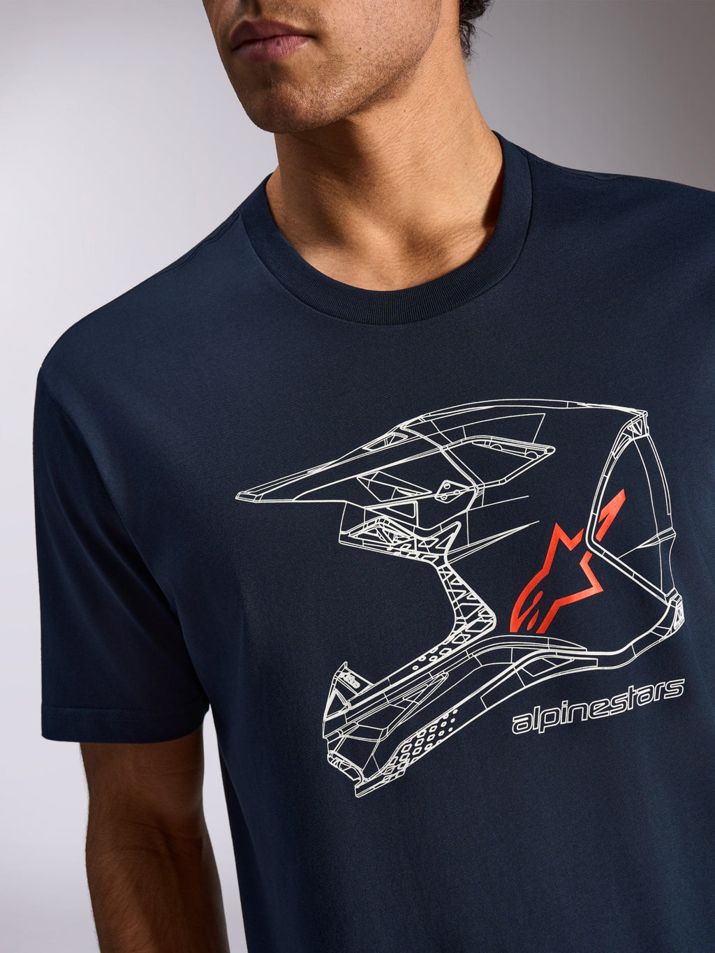 Alpinestars MX Helmet CSF Tee, kortärmad t-shirt, marinblå, vit grafik av en motocrosshjälm med röd stjärnlogotyp, vardagliga motorsportkläder