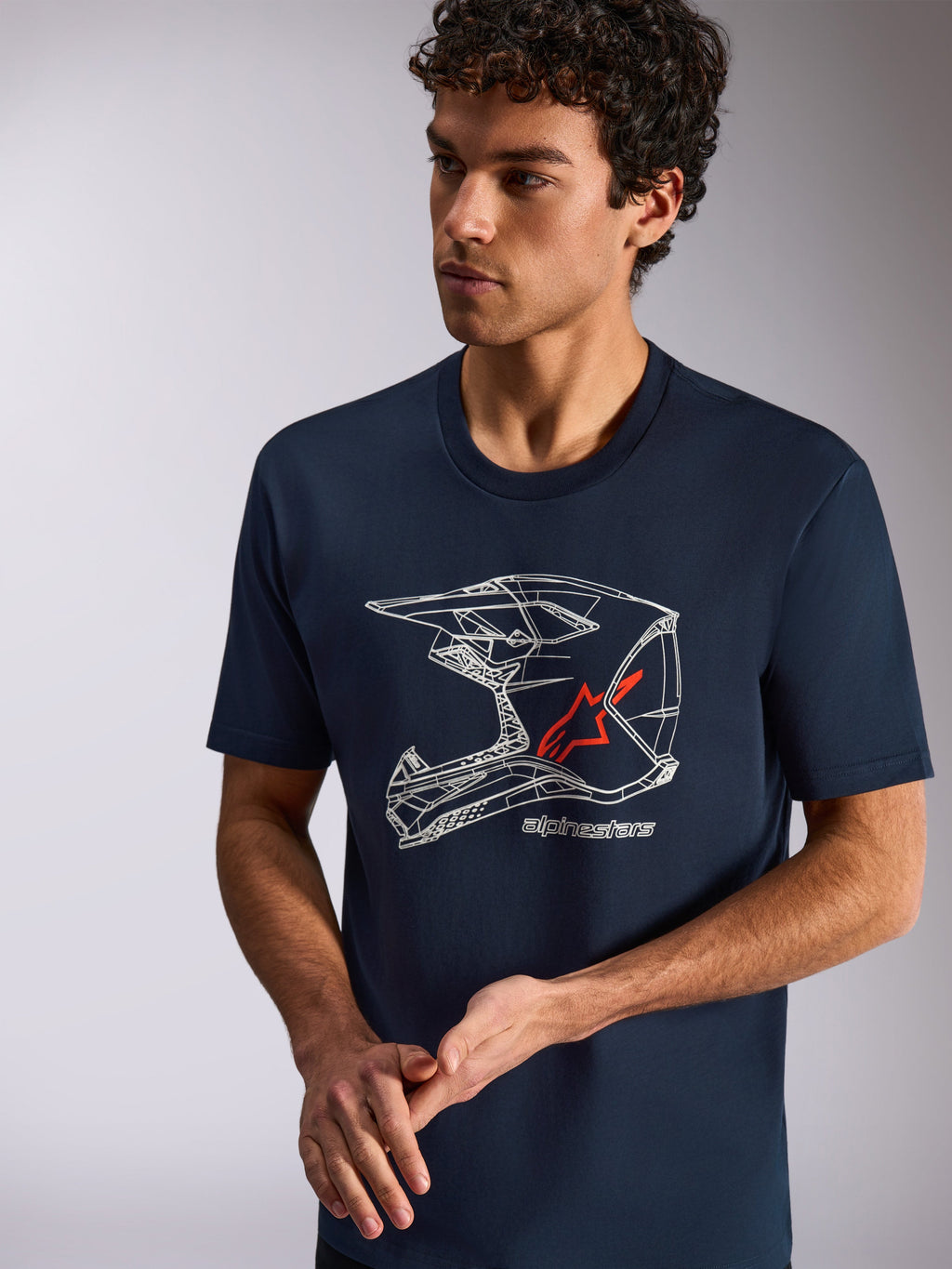 Alpinestars MX Helmet CSF Tee, kortärmad t-shirt, marinblå, vit grafik av en MX-hjälm med en röd stjärnlogotyp, avslappnade sportkläder som bärs av modell
