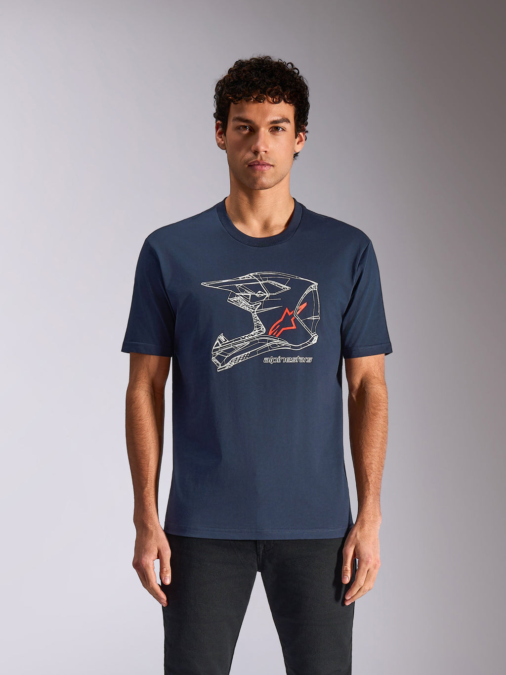 Alpinestars MX Helmet CSF Tee, kortärmad t-shirt, marinblå, med vit linjetecknad grafik av en motocrosshjälm och röd stjärnlogotyp, avslappnat motorsportinspirerat streetwear
