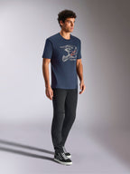 Alpinestars MX Helmet CSF Tee, kortärmad t-shirt, marinblå, vit linjekonst av en motocrosshjälm med röd stjärnlogotyp, avslappnad motorsportinspirerad streetwear bärs med svarta byxor och höga sneakers